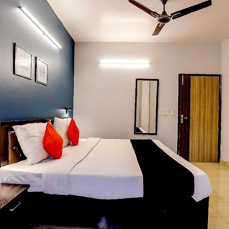Collection O 71756 Hotel Silver Arrow Near Pacific Mall Tagore Garden Delhi  Bagian luar foto