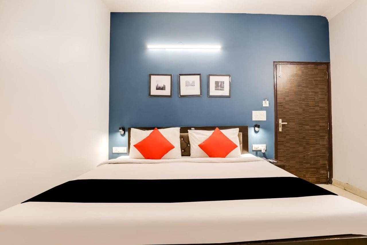 Collection O 71756 Hotel Silver Arrow Near Pacific Mall Tagore Garden Delhi  Bagian luar foto