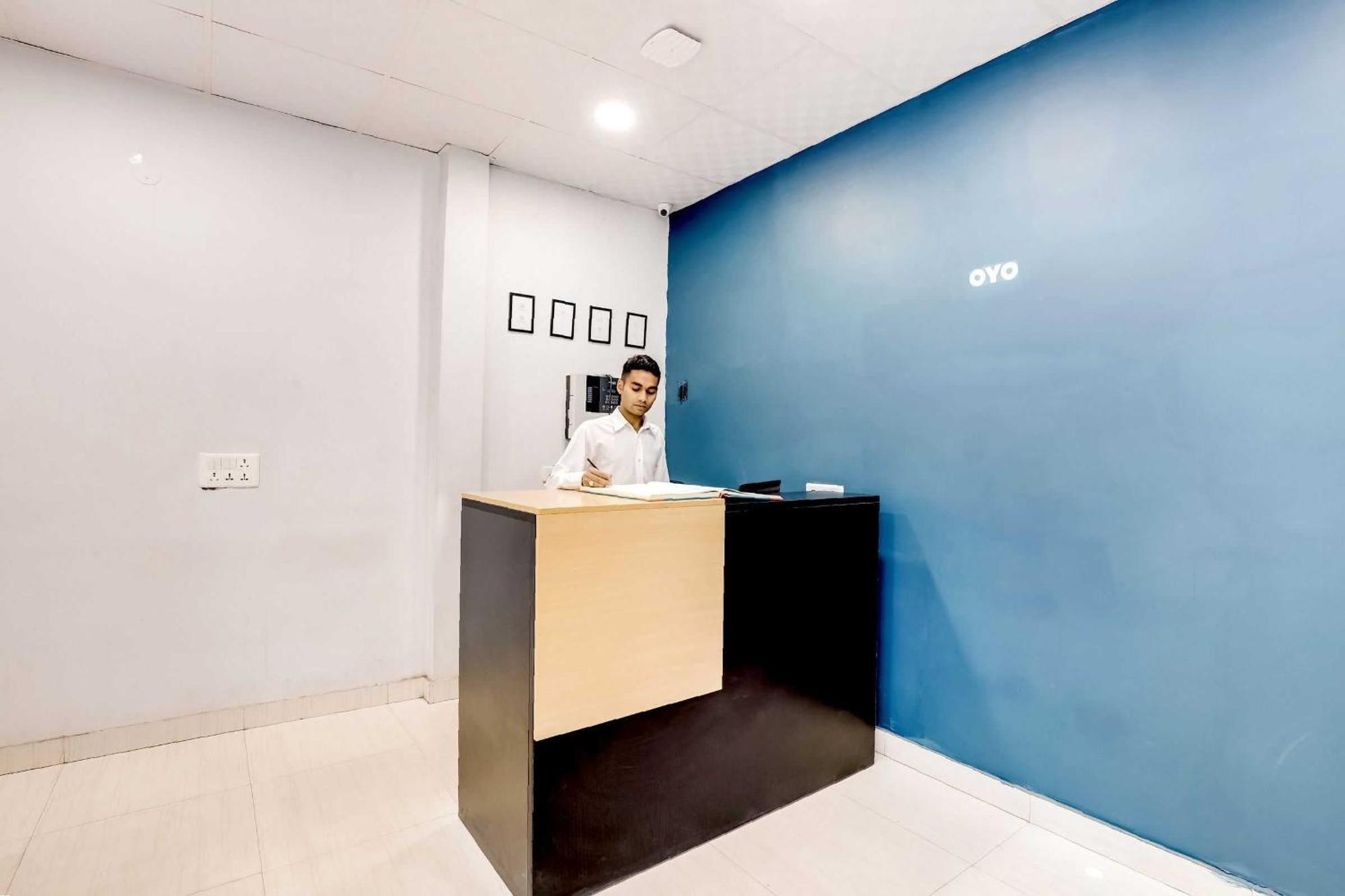 Collection O 71756 Hotel Silver Arrow Near Pacific Mall Tagore Garden Delhi  Bagian luar foto