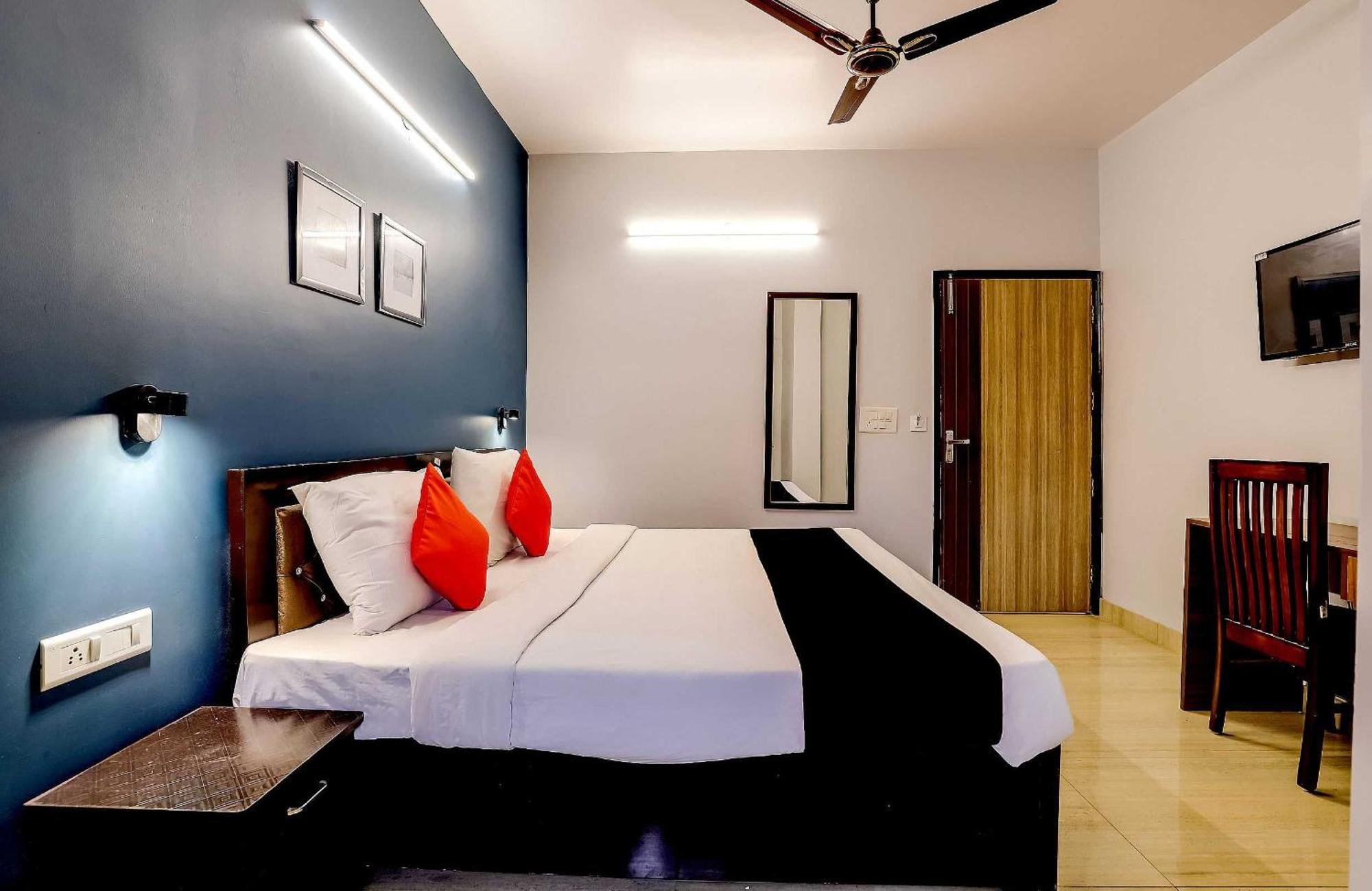 Collection O 71756 Hotel Silver Arrow Near Pacific Mall Tagore Garden Delhi  Bagian luar foto