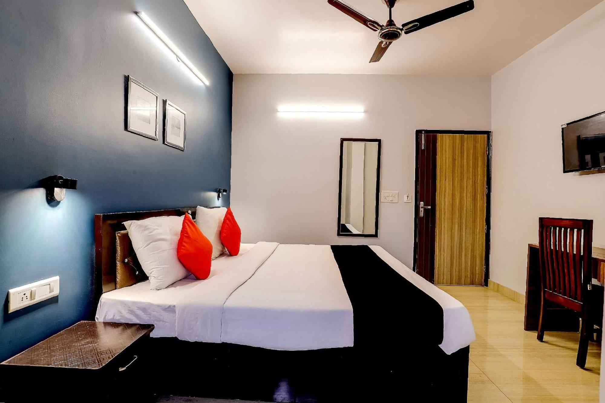 Collection O 71756 Hotel Silver Arrow Near Pacific Mall Tagore Garden Delhi  Bagian luar foto
